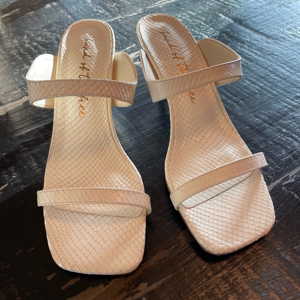 Land of the Free cream Snake Stamp Leather sandal. New in box. NWT. Size 9